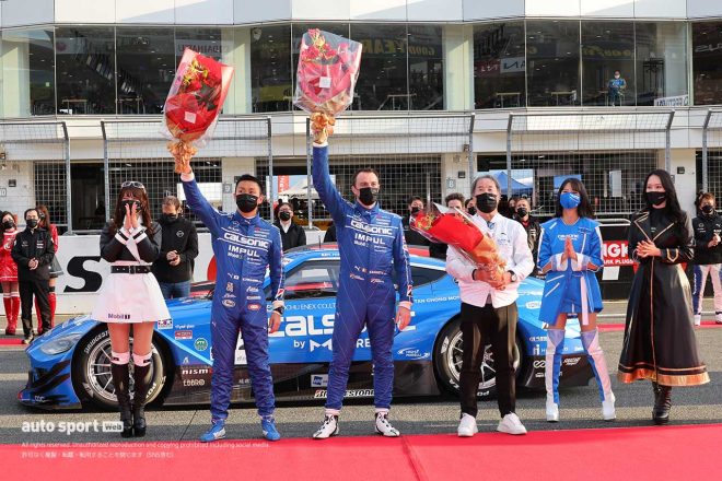 ニスモフェスティバル2022で花束を贈呈された平峰一貴、ベルトラン・バゲット、星野一義監督