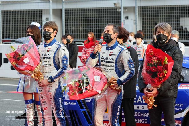 ニスモフェスティバル2022で花束を贈呈された藤波清斗、ジョアオ・パオロ・デ・オリベイラ、近藤真彦監督