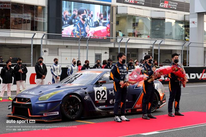 ニスモフェスティバル2022で花束を贈呈された鳥羽豊／平木湧也／平木玲次