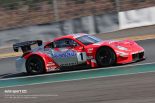 2004年のチャンピオンマシンXANAVI NISMO Zをドライブする本山哲