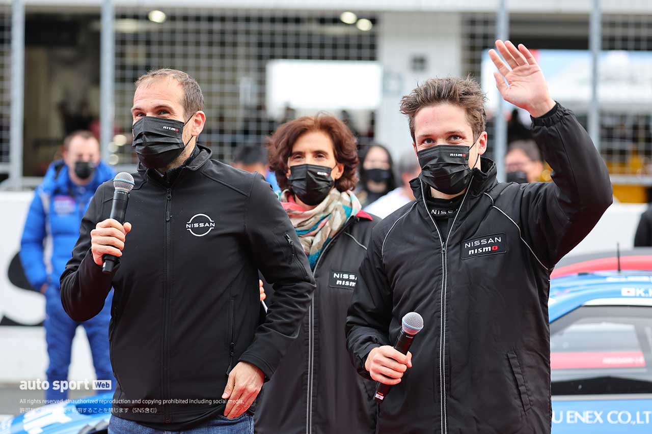 ニスモフェスティバル2022のフィナーレでグランドスタンドにあいさつを行うトマソ・ヴォルペとサッシャ・フェネストラズ