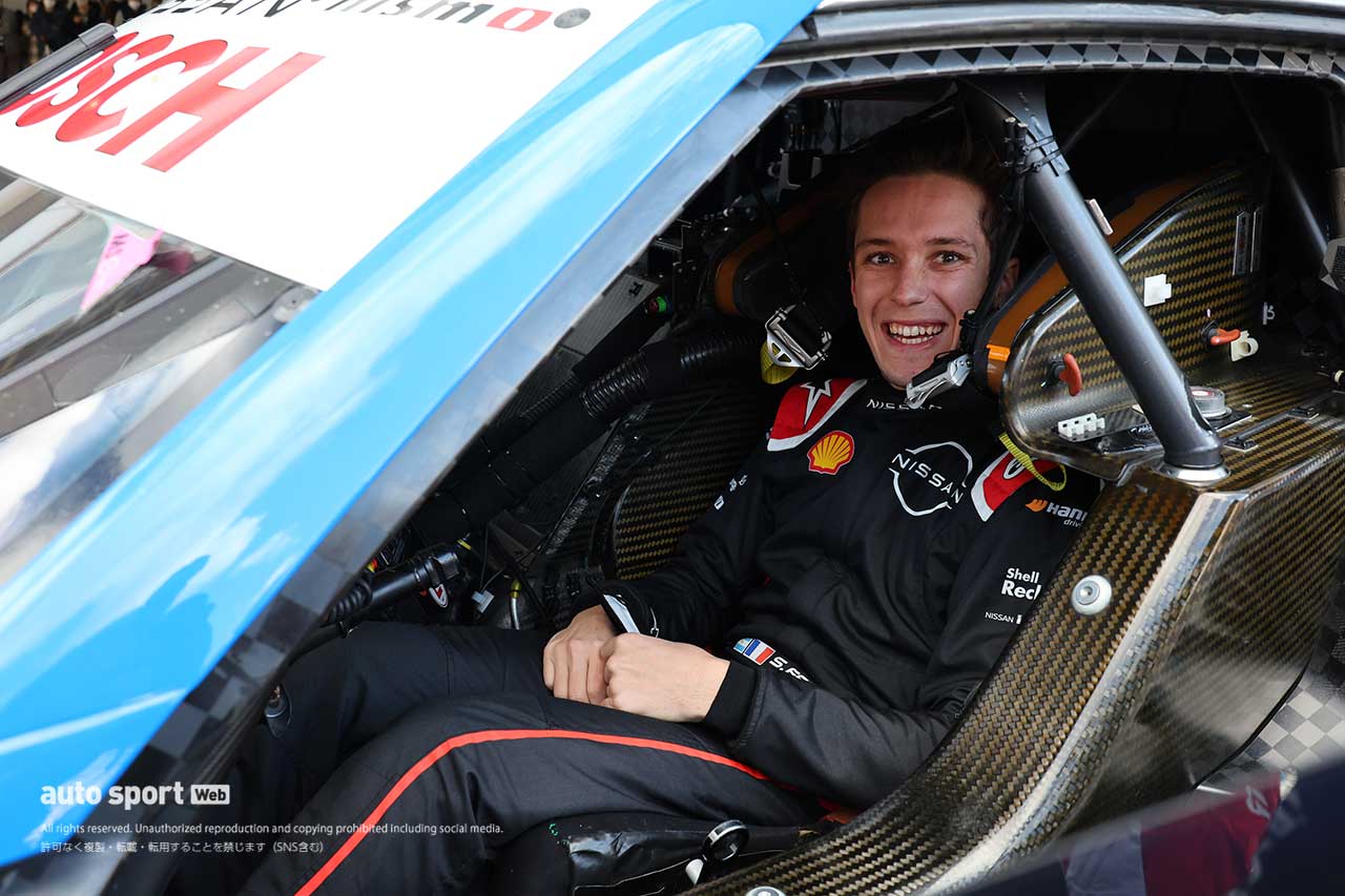 カルソニックIMPUL Zのコックピットに乗り込み笑顔をみせるサッシャ・フェネストラズ