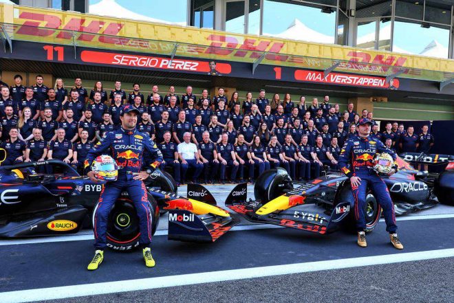 2022年F1第22戦アブダビGP　レッドブルの集合写真