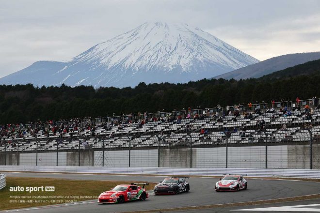 1コーナーを走行するスーパー耐久のZ34たち