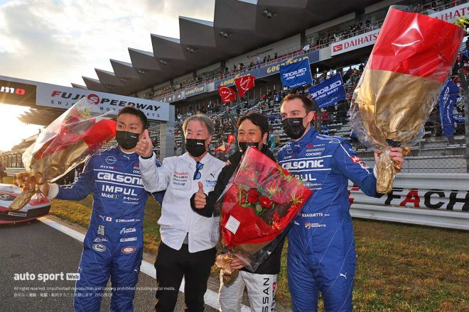 花束を贈呈されたTEAM IMPULの平峰一貴／星野一義監督／星野一樹／ベルトラン・バゲット