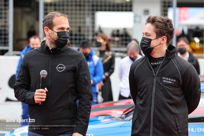 ニッサン・フォーミュラEチームのマネージングディレクターを務めるトマソ・ヴォルペとサッシャ・フェネストラズ