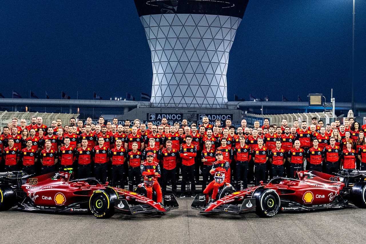 2022年F1第22戦アブダビGP　フェラーリF1チーム集合写真