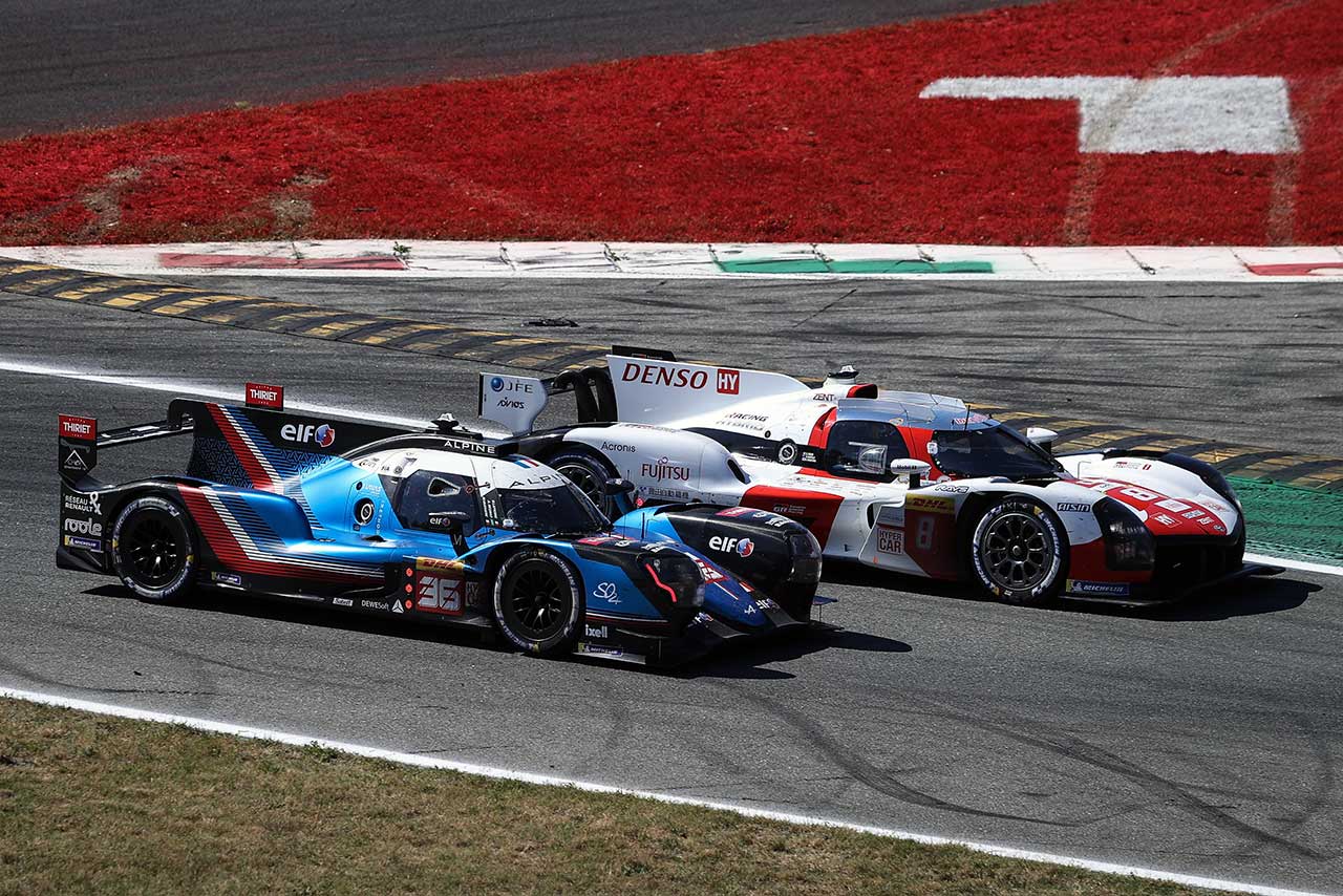 2022年WEC第4戦モンツァでバトルを演じたアルピーヌA480・ギブソンとトヨタGR010ハイブリッド