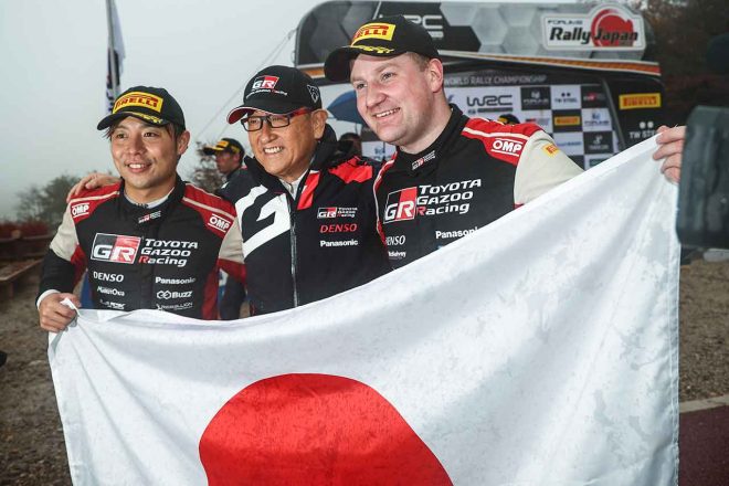 2022年WRC第13戦ラリージャパンで3位表彰台を獲得した勝田貴元／アーロン・ジョンストン組。中央はトヨタ自動車の豊田章男社長