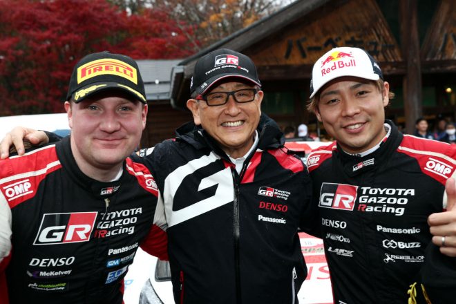 豊田章男TOYOTA GAZOO Racingのチームオーナー（中央）と勝田貴元（右）、アーロン・ジョンストン（左）　2022年WRC第13戦ラリージャパン