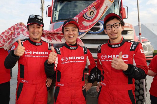 トラック部門10位でフィニッシュした日野チームスガワラの菅原照仁／染宮弘和／望月裕司組（日野600ハイブリッド）　ダカールラリー2023