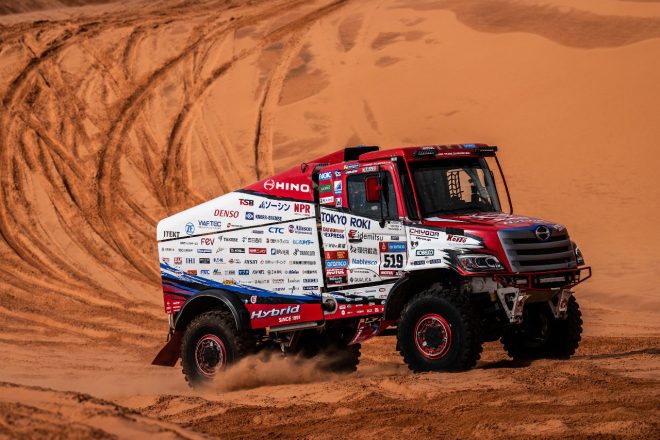 HINO TEAM SUGAWARAの日野600ハイブリッド（菅原照仁／染宮弘和／望月裕司組　ダカールラリー2023