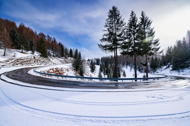 ラリー・モンテカルロは天候によってターマック（舗装路）、アイスバーン（氷結路）、スノー（積雪路）とステージの表情が変化する難しいラリーだ