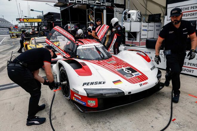 ニック・タンディがドライブし、予選でクラッシュを喫したポルシェ・ペンスキー・モータースポーツの6号車ポルシェ963