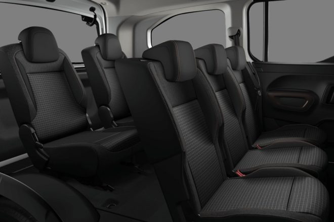 ホイールベースとリヤオーバーハングの延長により、2列目を立てた状態での利便性も高めている