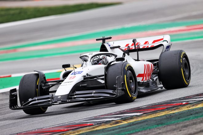 2022年F1バルセロナテスト3日目（2月25日）にウラルカリのロゴとイメージカラーを外して出走したハースの『VF-22』