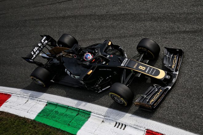 リッチ・エナジーがタイトルスポンサーに就任し、黒と金のカラーリングとなった2019年の『VF-19』