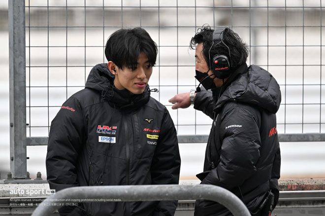 スーパーGT富士メーカーテスト　走行を前に話し込む太田格之進