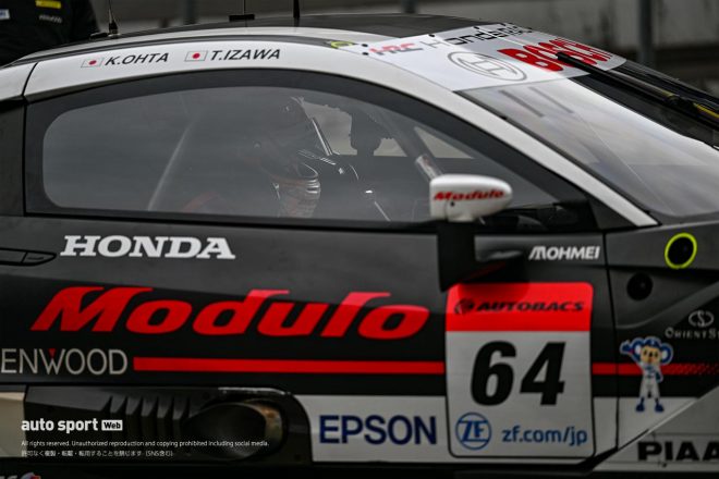 スーパーGT富士メーカーテスト　NSX-GTのコクピットに座る太田格之進