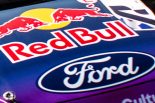 フォード・プーマ・ラリー1（Mスポーツ・フォードWRT）に飾られたレッドブルとフォードのロゴ