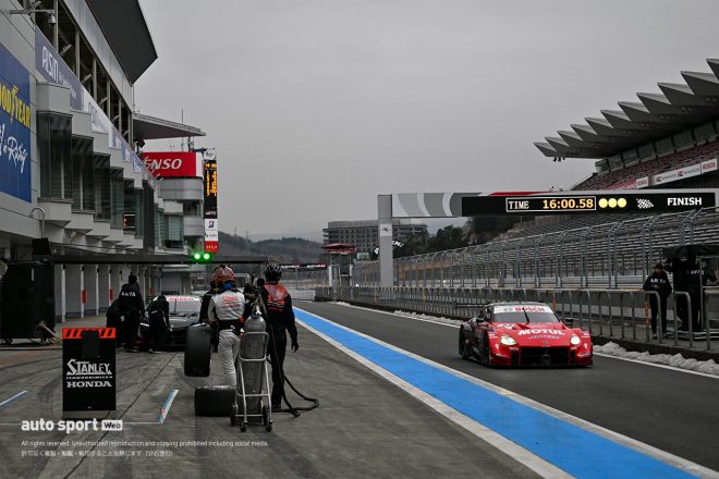 2023年スーパーGT富士メーカーテスト　雪が残るピットレーンを走るNISMOの23号車ニッサンZ GT500