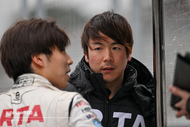 2023年スーパーGT富士メーカーテスト　福住仁嶺と話し込む大津弘樹