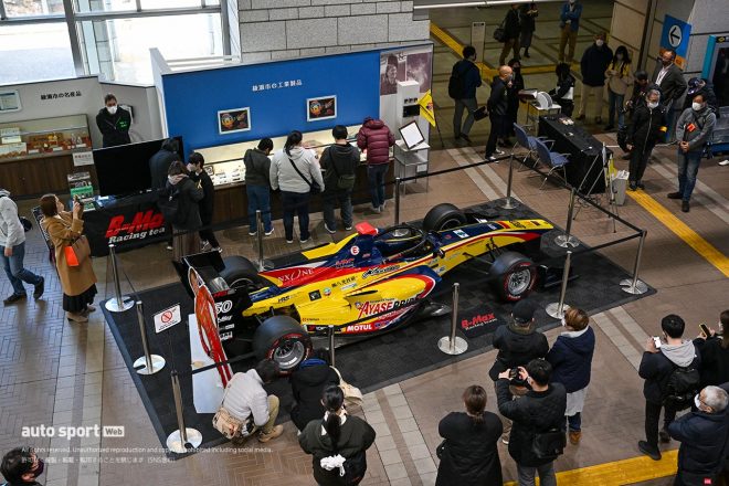 綾瀬市役所庁舎1階に展示されたB-Max Racing TeamのSF14