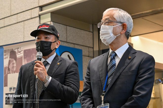 綾瀬市役所庁舎1階で行われたオープニングセレモニーに登場した古塩市長とB-Max Racing Team組田総代表綾瀬市役所庁舎1階で行われたオープニングセレモニーに登場した古塩市長とB-Max Racing Team組田総代表