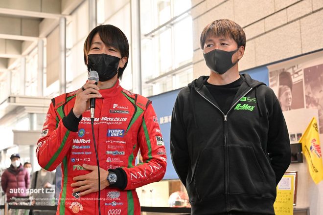 綾瀬市役所庁舎1階で行われたオープニングセレモニーに登場した松下信治と本山哲監督