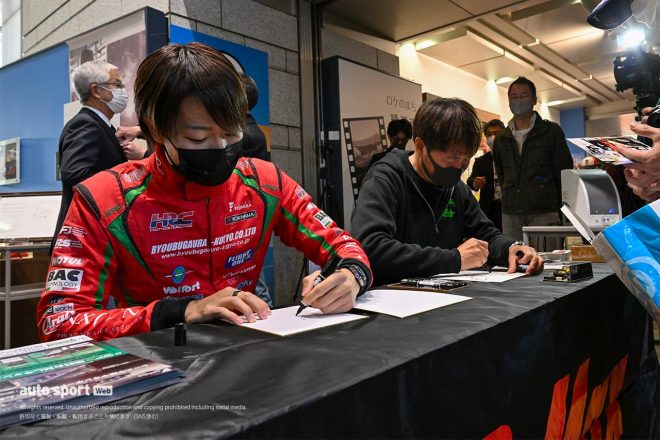 綾瀬市役所庁舎1階で行われたオープニングセレモニー後、サイン会に臨んだ松下信治と本山哲監督