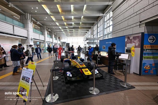 綾瀬市役所庁舎1階に展示されたB-Max Racing TeamのSF14