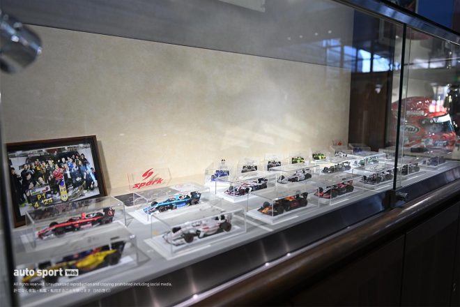 車両展示とともに、スパーク製ミニカーが展示されている。