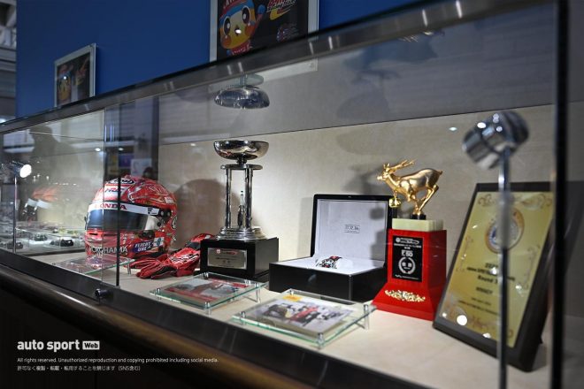 車両展示とともに、松下のヘルメットやトロフィーなどが展示されている。