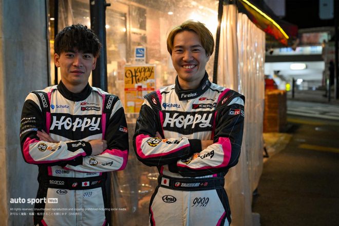 2023年にHOPPY Schatz GR Supraをドライブする菅波冬悟と野中誠太。赤坂のホッピービバレッジ本社ビル前で。