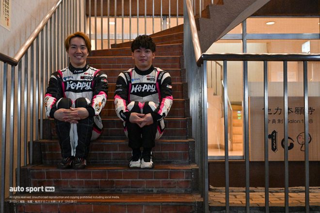 菅波冬悟と野中誠太。赤坂のホッピービバレッジ本社ビル前での撮影でちょっと悪ノリ。