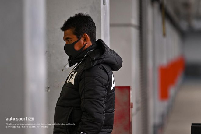 2023年スーパーGT富士メーカーテスト　テストの様子を見守る鈴木亜久里監督