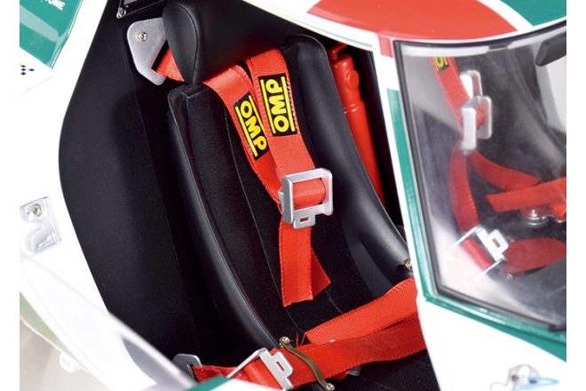 スパルコのスポーツシートやOMPの4点式シートベルトを装備。