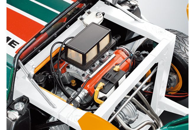 前後ハッチの開閉ギミックにより、ディーノV6エンジンは車体に納めた後も鑑賞可能。