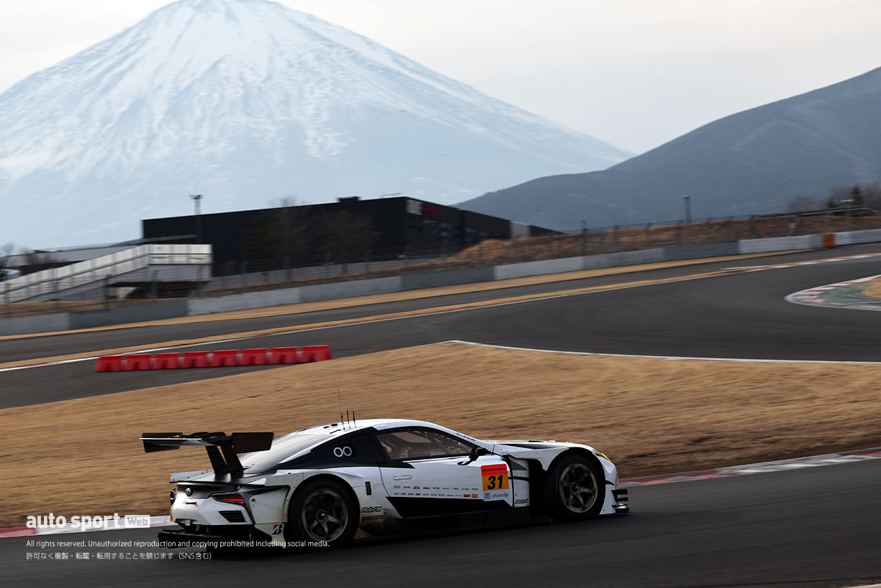 つづら折りで登る富士スピードウェイの第3セクターを走るapr LC500h GT