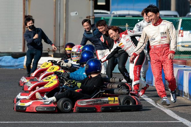 第2回のじさんぽカート大会　スタートドライバーにタッチするドライバーたち