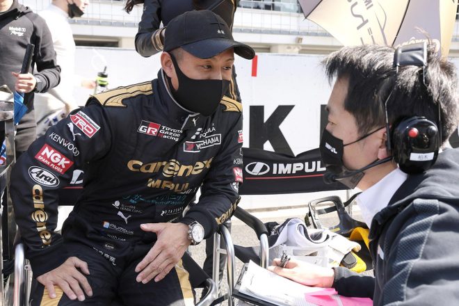 2022年スーパーフォーミュラ第1大会富士　関口雄飛と話し込む柏木良仁エンジニア