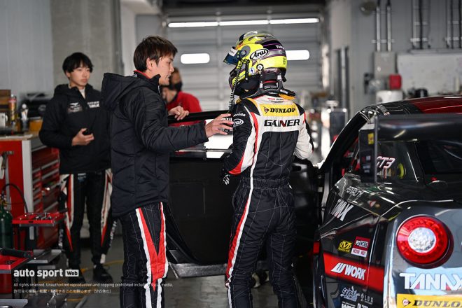 2月7日午前中、11号車をドライブした安田裕信と、今季11号車のドライバーを務める石川京侍、塩津佑介