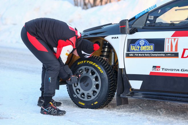 フルスノーラリーである『ラリー・スウェーデン』では、300本以上の金属鋲が打ち決まれたスタッドタイヤ(ピレリ・ソットゼロ)を使用する