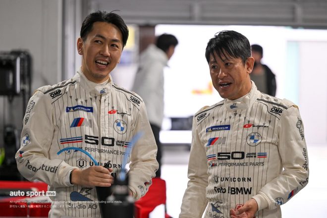 2023スーパーGT富士GTE特別スポーツ走行　走行後、荒聖治とともに笑顔をみせる柳田真孝