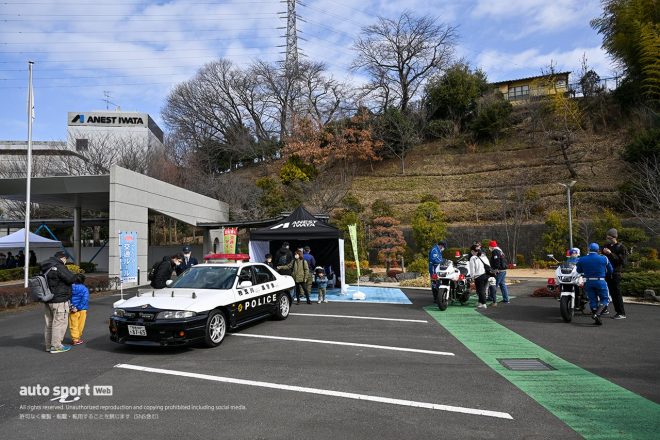 ANEST IWATA Racing with Arnageが『BLUE LINK FES』では神奈川県警の白バイ、パトカーの展示も。