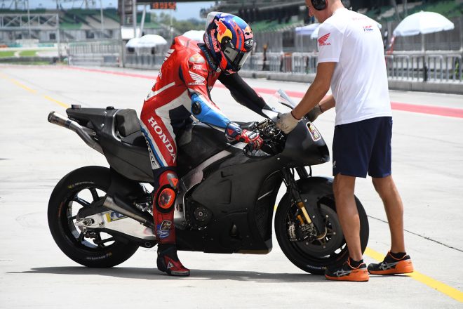 テストライダーのブラドルは、ウイングがないマシンを走らせていた