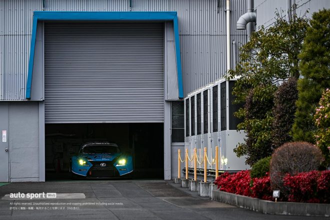 『ANEST IWATA BLUE LINK FES. 2023』で工場から発進するANEST IWATA Racing RC F GT3