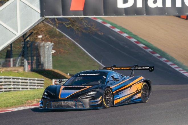 ブランズハッチを走行するマクラーレン720S GT3エボ