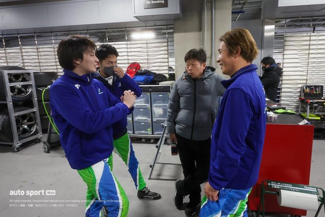 2023 スーパーGT富士GT300特別スポーツ走行　話し込む平中克幸／清水英志郎／山田真之亮