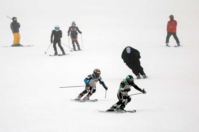スキーをする東村伊佐三、櫻山茂昇、カオナシさんたち